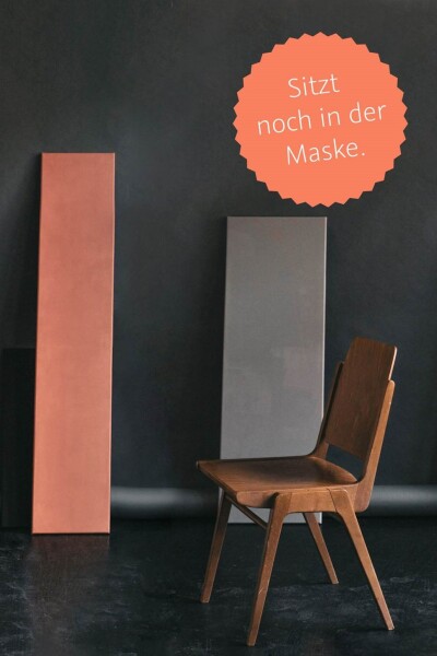 Sitzt-noch-in-der-Maske-400x600